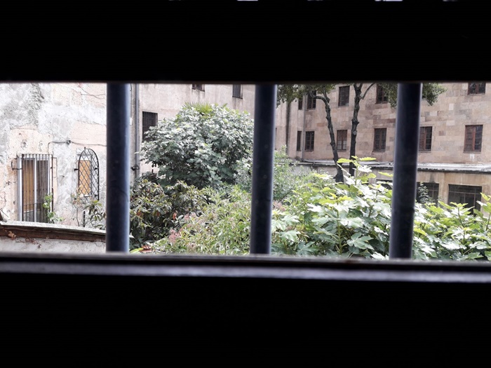 UN DORMITORIO EN CALLE PLACENTINOS