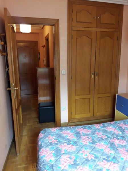 UN DORMITORIO EN CALLE PLACENTINOS