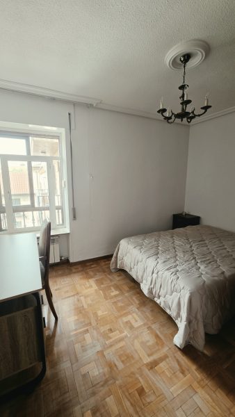 JUNTO A LA PLAZA MAYOR, CUATRO DORMITORIOS, CALEFACCIÓN INCLUÍDA