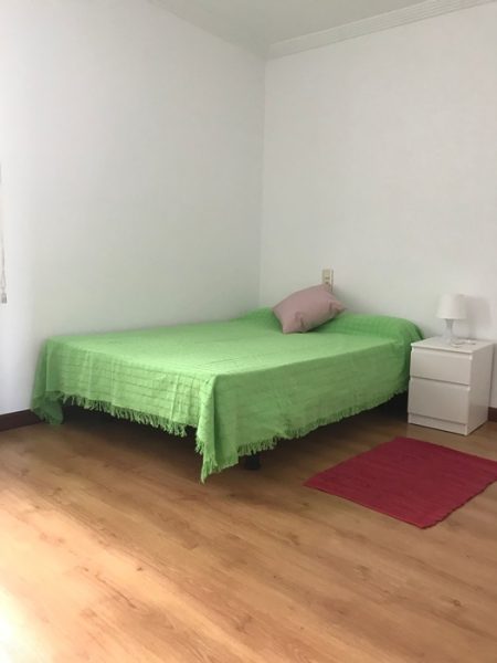 DOS DORMITORIOS, JUNTO A LA PLAZA MAYOR, CALEFACCIÓN INCLUIDA.