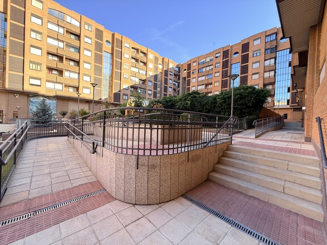 JUNTO AL CAMPUS, TRES DORMITORIOS, CON PISCINA.