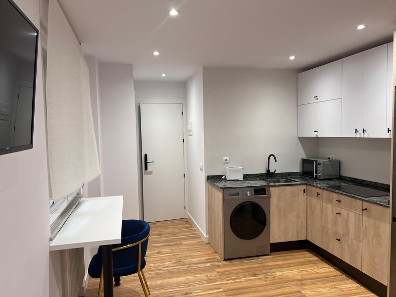 UN DORMITORIO, EN PLENO CENTRO, TODOS LOS GASTOS INCLUIDOS
