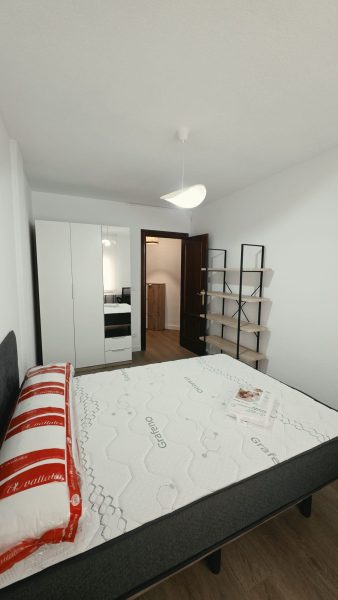 OPORTUNIDAD EN PLENA AVDA. VILLAMAYOR, TRES DORMITORIOS, CON TERRAZA.