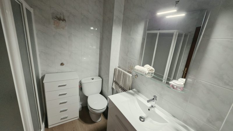 OPORTUNIDAD EN PLENA AVDA. VILLAMAYOR, TRES DORMITORIOS, CON TERRAZA.