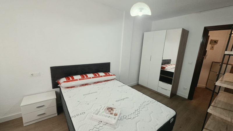 OPORTUNIDAD EN PLENA AVDA. VILLAMAYOR, TRES DORMITORIOS, CON TERRAZA.