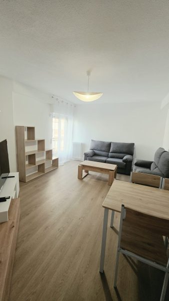 OPORTUNIDAD EN PLENA AVDA. VILLAMAYOR, TRES DORMITORIOS, CON TERRAZA.