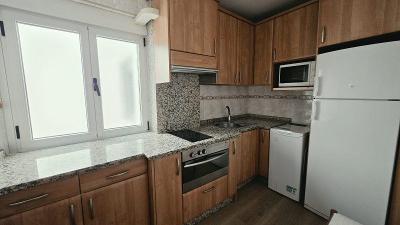 OPORTUNIDAD EN PLENA AVDA. VILLAMAYOR, TRES DORMITORIOS, CON TERRAZA.