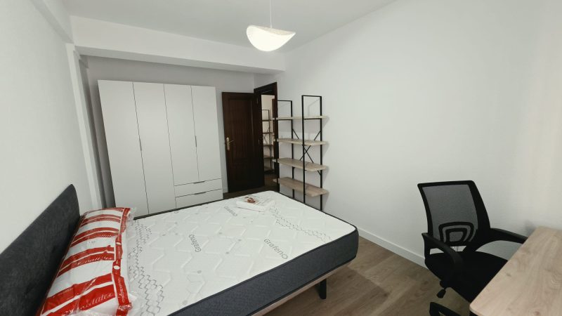 OPORTUNIDAD EN PLENA AVDA. VILLAMAYOR, TRES DORMITORIOS, CON TERRAZA.