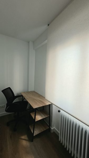 OPORTUNIDAD EN PLENA AVDA. VILLAMAYOR, TRES DORMITORIOS, CON TERRAZA.