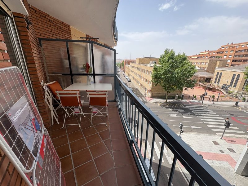 OPORTUNIDAD EN PLENA AVDA. VILLAMAYOR, TRES DORMITORIOS, CON TERRAZA.